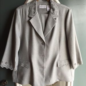 Women’s Suit ~~”vintage”~~